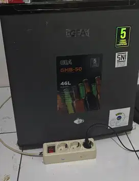 Kulkas mini Merk GEA baru dipakai 2 bulan