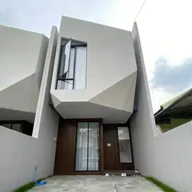 Dijual RUMAH BARU FULL FURNISHED  di BOULEVARD SUTOREJO