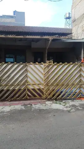 DIJUAL RUMAH HITUNG TANAH DALAM KOMPLEK KELAPA GADING.