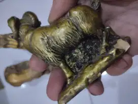 Patung hewan hiasan lemari.