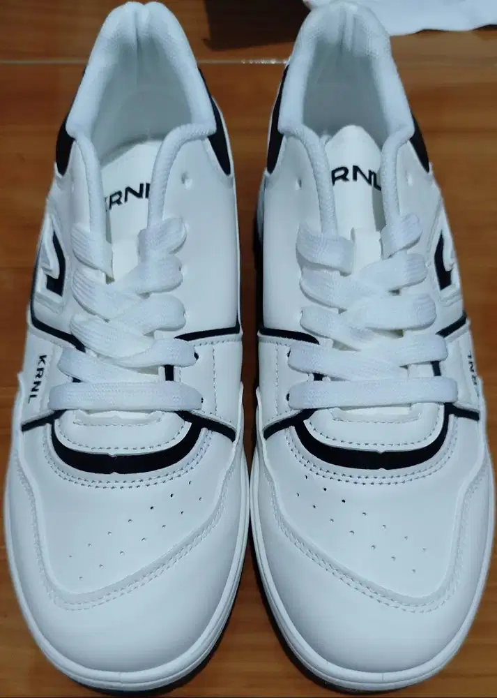 Kronikel Sepatu Sneakers Masih Baru
