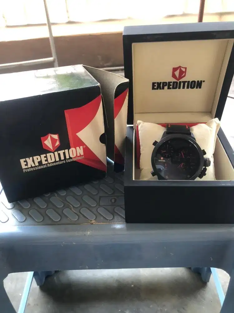 Jam expedition list merah