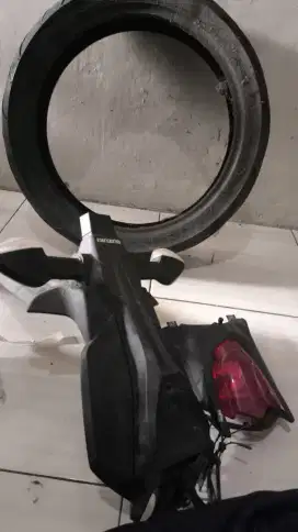 Spakbor belakang gsx r full set dan ban belakang