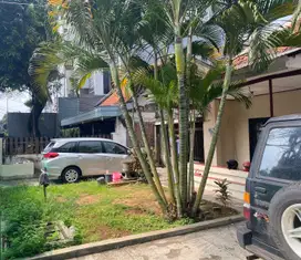 Rumah tua hitung tanah di pejompongan benhil Pinggir jalan raya