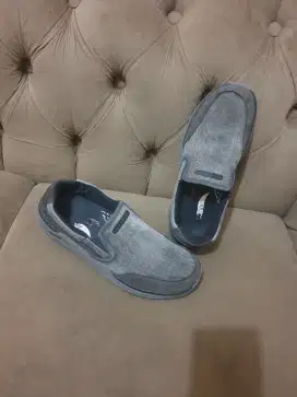 Mulus.authentic sepatu shkecers size 41