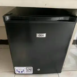 Kulkas minibar GEA RS06DR BLACK