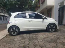 Mobil brio putih