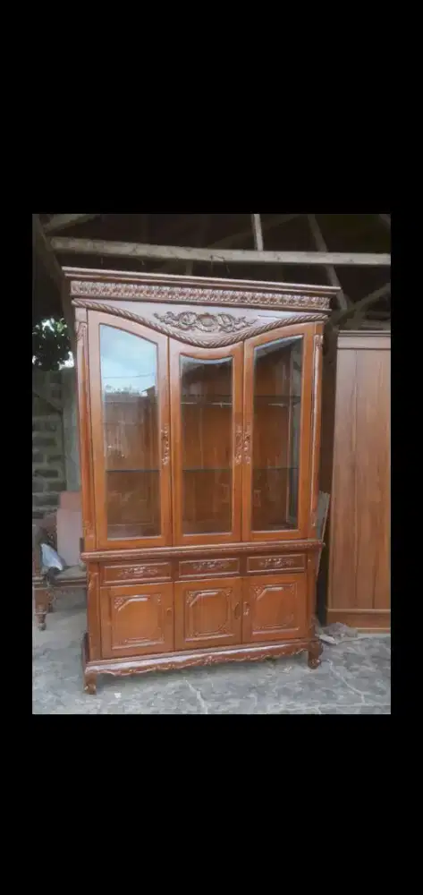 Lemari pajangan kayu jati