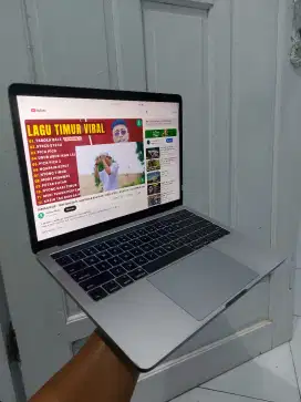 Macbook Pro 2016 Touchbar Ram 8/256GB Lengkap Office