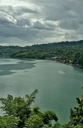 TANAH VIEW PANTAI DENGAN PANORMA DANAU RANAU DAN GUNUNG SEMINUNG BEBERPA METER SAJA DARI WISATA AIR PANAS KOTA BATU OKU SELATAN, SUMATERA SELATAN