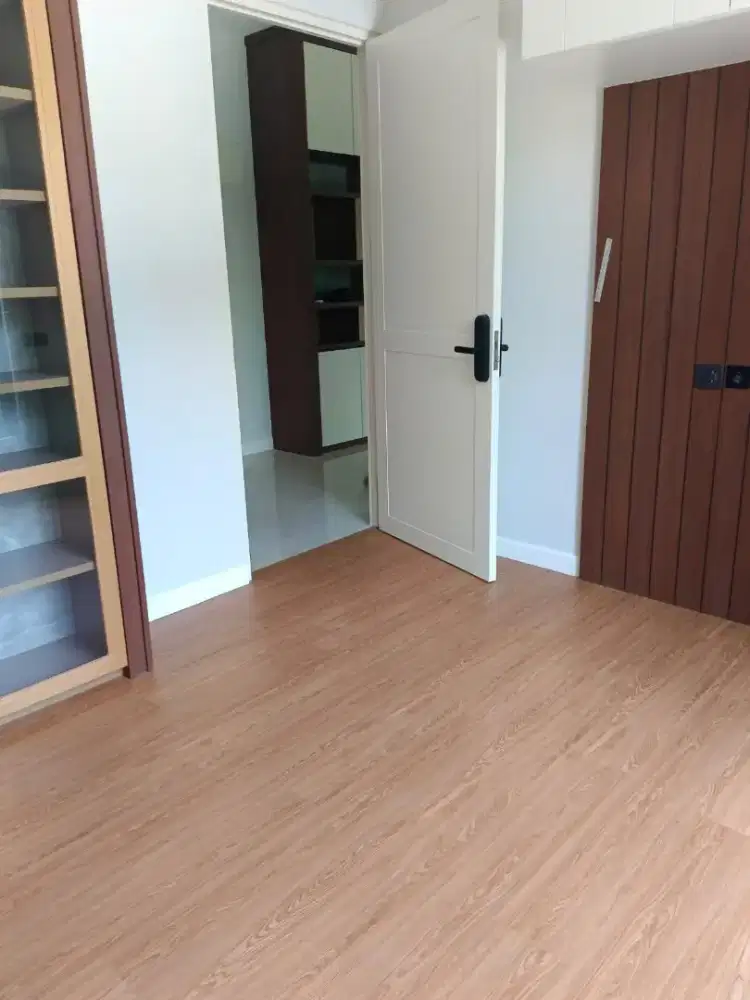 Lantai SPC motif kayu klik sistem