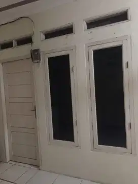 DI KONTRAKAN RUMAH DI LANTAI ATAS