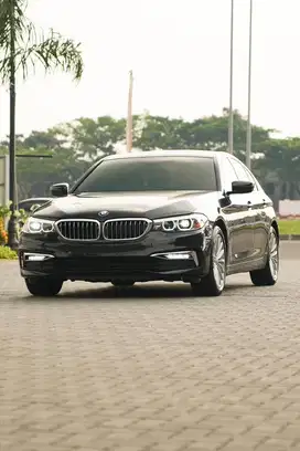 Bos Muda! BMW 530i Luxury G30 2018 Mercy E300 w213