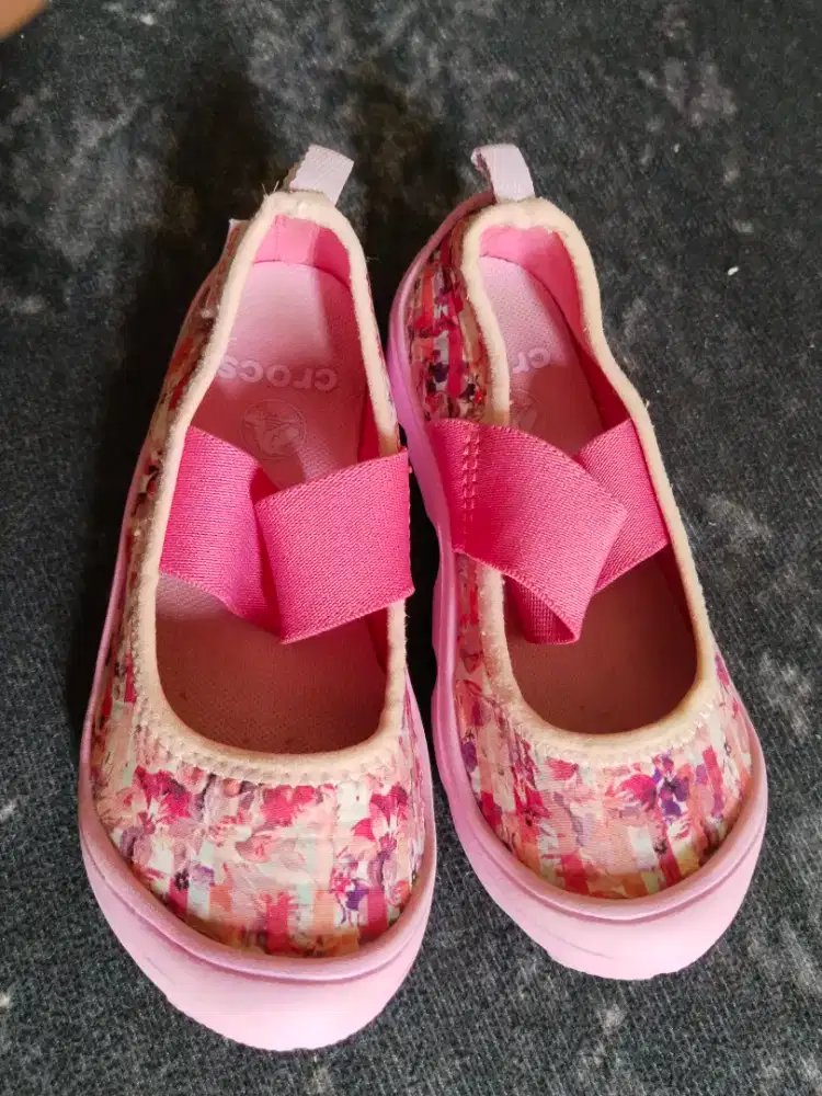 Sepatu anak perempuan