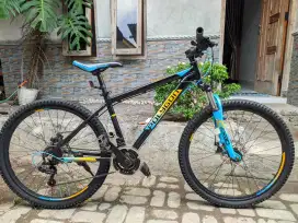 sepeda MTB Polygon monarch 5 black alloy