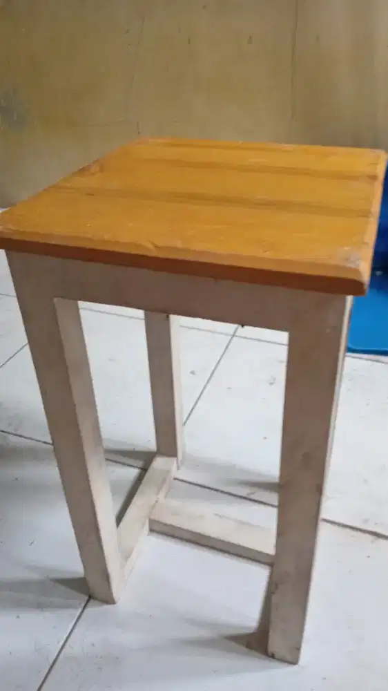 Bangku kayu bekas dagang