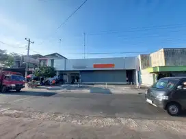 Ruang Usaha Strategis Luas di Tepi Jalan Utama  Pedan Klaten