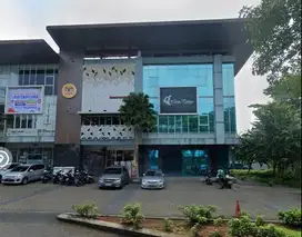 Disewakan Ruko Strategis 3 Lantai + Basement & Rooftop Lebar 9.7