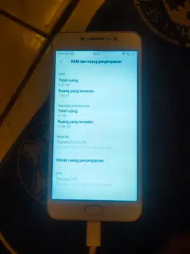 Jual hp Vivo v5s ram 4 64gb normal semua hanya tc retak kaya di foto