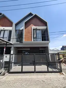 Scandinavian Rumah Manyar Tirtoyoso tengah Kota