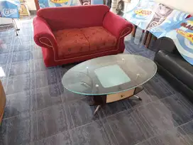 Sofa Merah dan Meja Kaca bekas