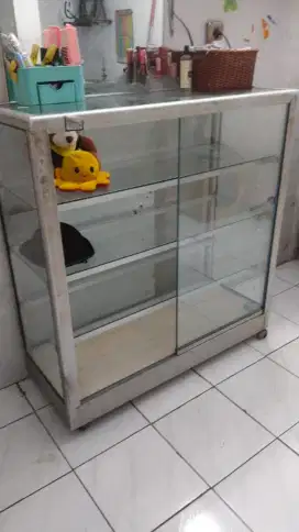 Etalase yang terbuat dari Kaca