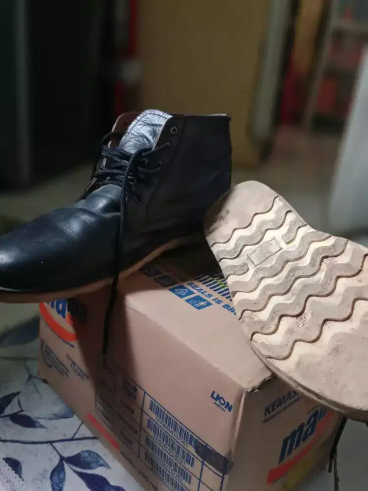 Sepatu kulit asli