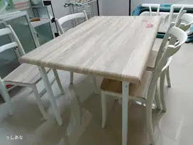 1 set meja makan minimalis dengan 4 kursi
