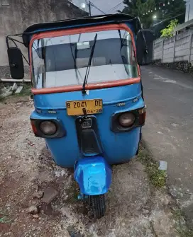 Bajaj RE 2011 roda tiga