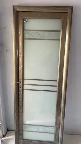Pintu kamar mandi