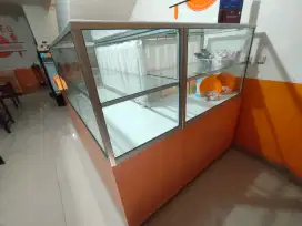 Dijual cepat set etalase kaca, rak lemari & meja kasir + gorden