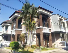 Rumah Hans Regency Manyar, STRATEGIS, HOlOK