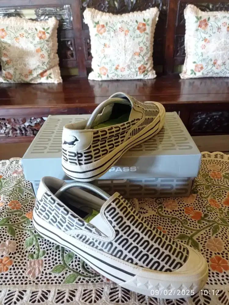 2 pasang sepatu original ukuran 43 & 46 + Bonus 1 pasang sepatu