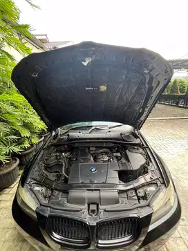 BMW 320i 2010 Bensin