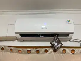 Dijual AC sharp 1/2PK baru 5 bulan beli kondisi masih seperti baru