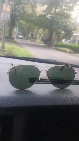 Kaca mata hitam pria