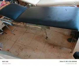 Meja periksa pasien