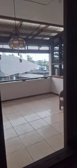 Dijual Rumah 3 Lantai Nyaman dan Bersih Siap Huni Lokasi di Setraduta