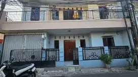Disewakan rumah 2 lantai strategis ada garasi mobil