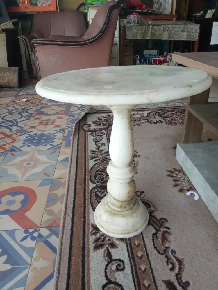 Meja marmer diameter 40 cm tinggi 70 cm