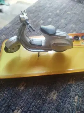 Vespa die cast maisto warna silver