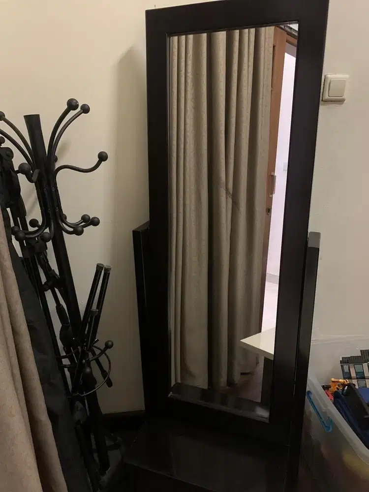 Dijual apa adanya Standing mirror (ada hitam di kacanya) dengan laci