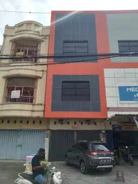 Disewakan atau Dijual Ruko Adiyaksa Baru  5 X 19,25 3 Lantai
