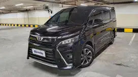 Toyota Voxy  2.0 Bensin-AT 2017 Hitam