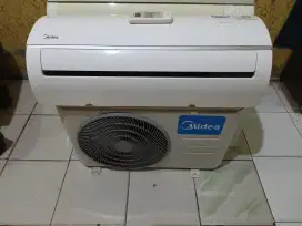 AC second setengah PK merk Midea