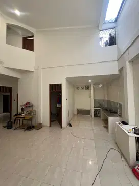 DIJUAL RUMAH 2 LANTAI UKURAN 8X15M2 SEBELAH TAMAN DI PERUM GRAHA RAYA