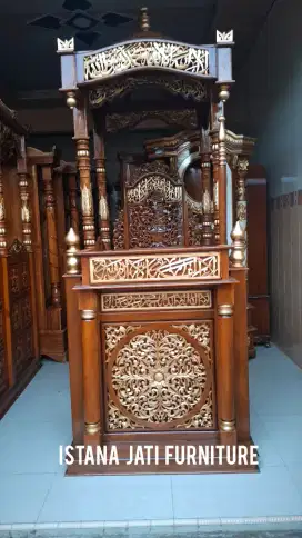 Mimbar masjid khutbah mahkota ukiran