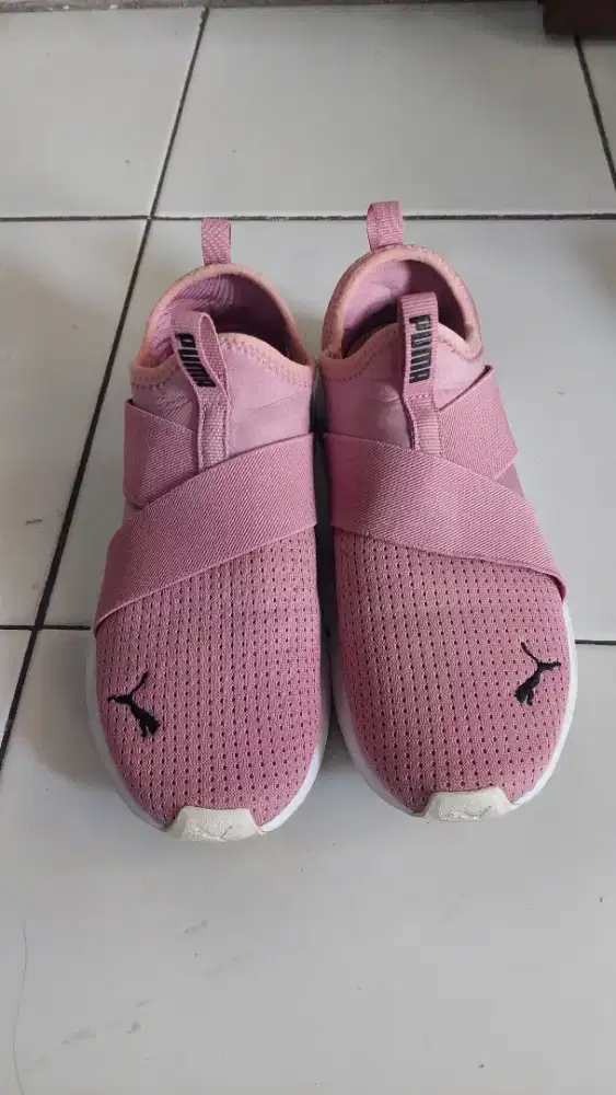 Sepatu puma prowl slip on women warna pink putih size 37,5