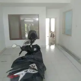 Disewakan rumah area jl jakarta . Dekat Kiara Artha park dan ibcc