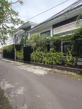 Rumah Second Design Modern Tropis di Bambu Apus Cipayung Jakarta Timur